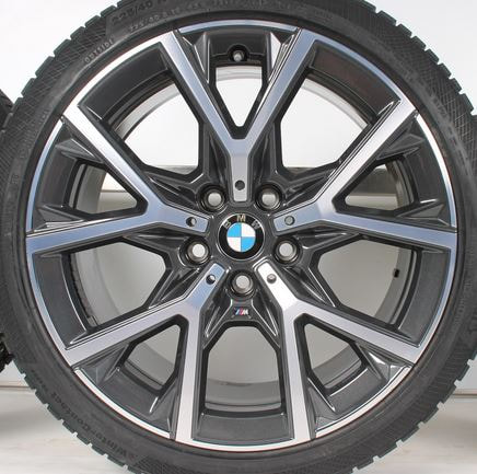 BMW F40 and 553M Wheels and 呔鈴