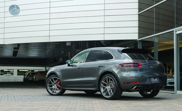 Porsche Macan with 22" Modulare Wheels B18 Evo Gloss Tinted Brushed