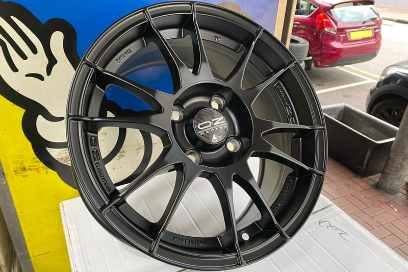 Ford Fiesta and OZ Racing Ultraleggera Wheels and tyre shop hk and wheel shop hk and 呔鈴 and 輪胎店