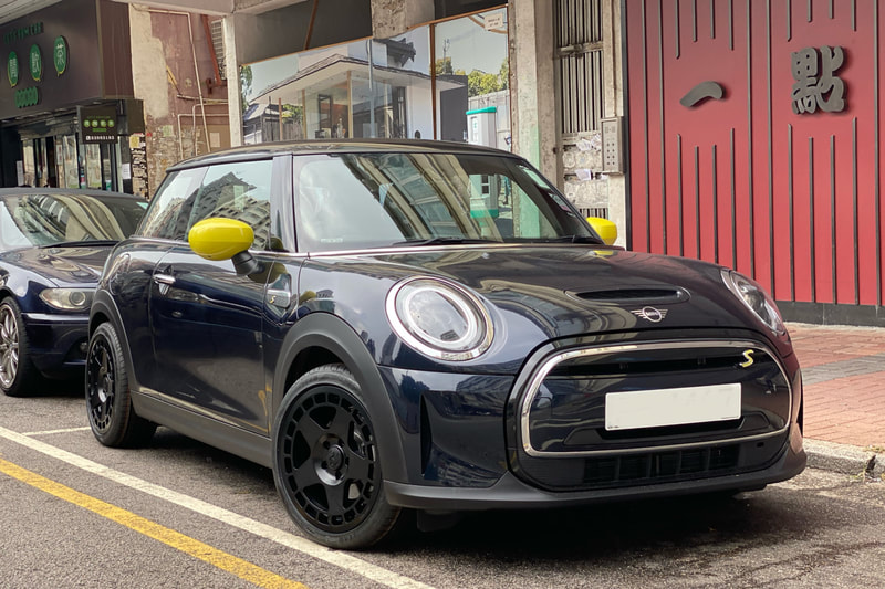 Mini Cooper SE F56 and Fifteen52 Turbomac Asphalt Black Wheels and tyre shop hk and 輪胎店