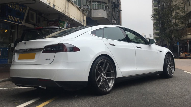 Tesla Model S and Modulare Wheels B18 EVO and 呔鈴