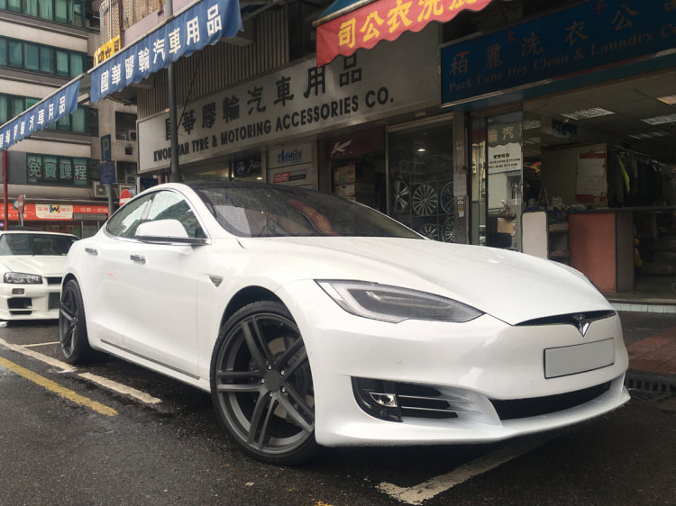 Tesla Model S and Modulare Wheels B34 and 呔鈴