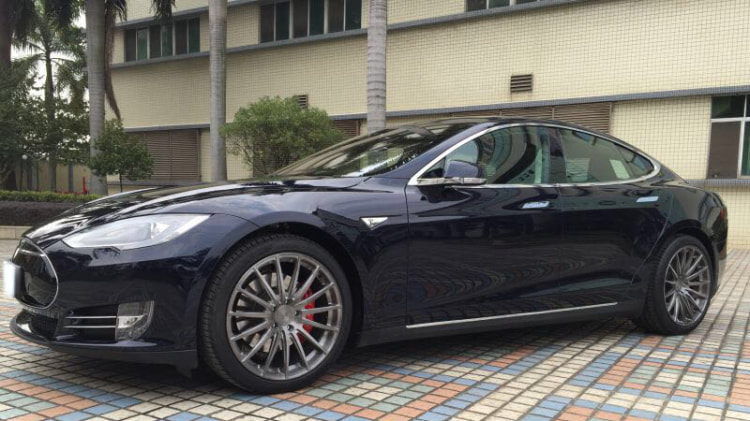 Tesla Model S and Modulare Wheels B33 and 呔鈴