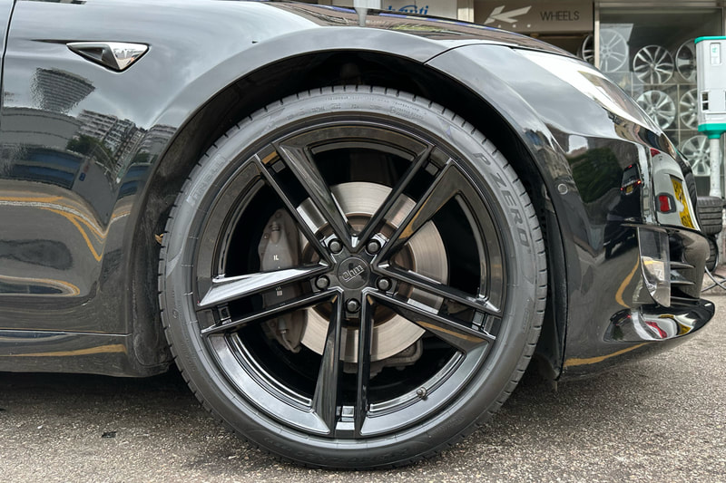 Tesla Model S and Ohm Lightning Wheels and TSW alloy wheels and tyre shop hk and 車軨